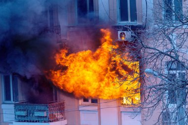 Odessa, Ukrayna - 29 Aralık 2016: Bir binanın içinde bir ateş. Güçlü parlak ışık ve kulüpleri, duman bulutları pencere yanan ağırlıyorlar. İtfaiyeciler evde yangın söndürmek. Yangın merdivenleri üzerinde çalışmak