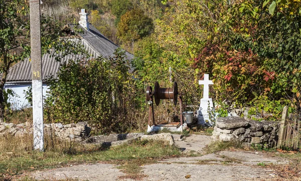 Heilige Quelle Lebendigen Wassers Moosbewachsene Wände Herbst Weihwasserbrunnen Mit Einem — Stockfoto