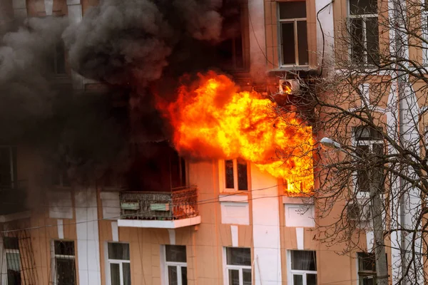 Odessa, Ukrayna - 29 Aralık 2016: Bir binanın içinde bir ateş. Güçlü parlak ışık ve kulüpleri, duman bulutları pencere yanan ağırlıyorlar. İtfaiyeciler evde yangın söndürmek. Yangın merdivenleri üzerinde çalışmak