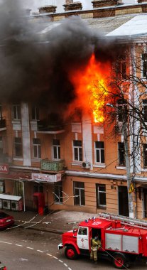 Odessa, Ukrayna - 29 Aralık 2016: Bir binanın içinde bir ateş. Güçlü parlak ışık ve kulüpleri, duman bulutları pencere yanan ağırlıyorlar. İtfaiyeciler evde yangın söndürmek. Yangın merdivenleri üzerinde çalışmak