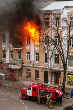 Odessa, Ukrayna - 29 Aralık 2016: Bir binanın içinde bir ateş. Güçlü parlak ışık ve kulüpleri, duman bulutları pencere yanan ağırlıyorlar. İtfaiyeciler evde yangın söndürmek. Yangın merdivenleri üzerinde çalışmak