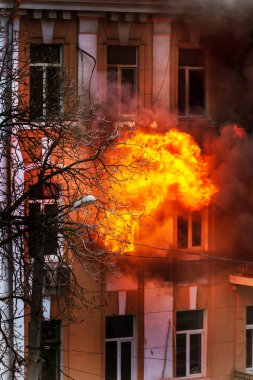 Odessa, Ukrayna - 29 Aralık 2016: Bir binanın içinde bir ateş. Güçlü parlak ışık ve kulüpleri, duman bulutları pencere yanan ağırlıyorlar. İtfaiyeciler evde yangın söndürmek. Yangın merdivenleri üzerinde çalışmak