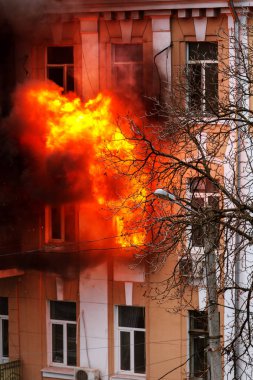 Odessa, Ukrayna - 29 Aralık 2016: Bir binanın içinde bir ateş. Güçlü parlak ışık ve kulüpleri, duman bulutları pencere yanan ağırlıyorlar. İtfaiyeciler evde yangın söndürmek. Yangın merdivenleri üzerinde çalışmak