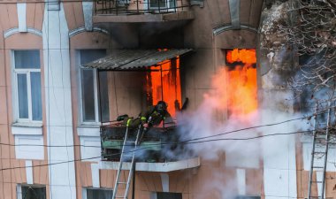  Bir yangında bir apartman. Güçlü parlak ışık ve kulüpleri, duman bulutları pencere yanan ağırlıyorlar. İtfaiyeciler evde yangın söndürmek. Yangın merdivenleri üzerinde çalışmak