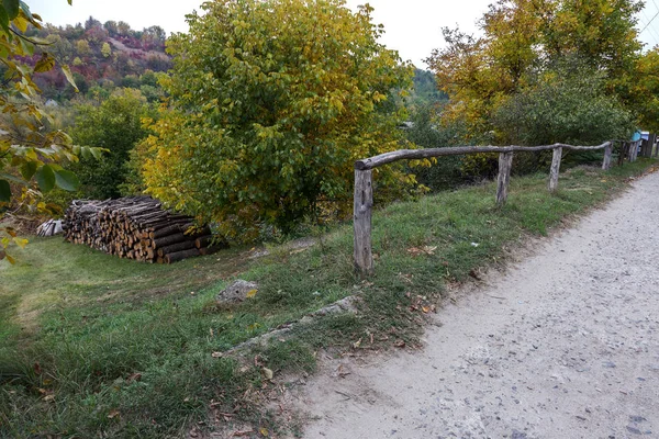 Vista Rurale Povero Villaggio Ucraino Una Vecchia Recinzione Legno Nella — Foto Stock