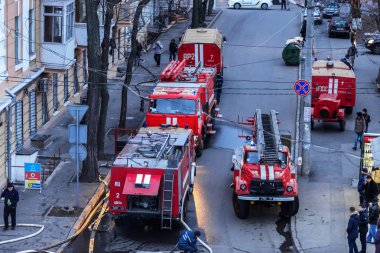 Odessa, Ukrayna - 29 Aralık 2016: Bir binanın içinde bir ateş. Güçlü parlak ışık ve kulüpleri, duman bulutları pencere yanan ağırlıyorlar. İtfaiyeciler evde yangın söndürmek. Yangın merdivenleri üzerinde çalışmak