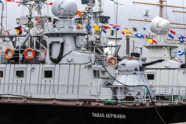 Odessa, Ukrayna 25 Mayıs 2005: Varil arka planı mavi denizin bir savaş gemisi. Ukrayna Ordusu Deniz Kuvvetleri, gemi. Bir savaş gemisi, savaş topu