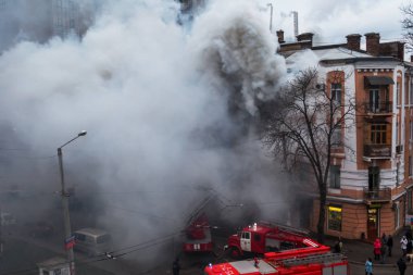 Odessa, Ukrayna - 29 Aralık 2016: Bir binanın içinde bir ateş. Güçlü parlak ışık ve kulüpleri, duman bulutları pencere yanan ağırlıyorlar. İtfaiyeciler evde yangın söndürmek. Yangın merdivenleri üzerinde çalışmak