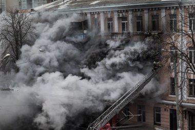 Odessa, Ukrayna - 29 Aralık 2016: Bir binanın içinde bir ateş. Güçlü parlak ışık ve kulüpleri, duman bulutları pencere yanan ağırlıyorlar. İtfaiyeciler evde yangın söndürmek. Yangın merdivenleri üzerinde çalışmak