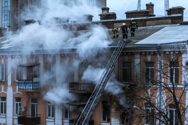 Odessa, Ukrayna - 29 Aralık 2016: Bir binanın içinde bir ateş. Güçlü parlak ışık ve kulüpleri, duman bulutları pencere yanan ağırlıyorlar. İtfaiyeciler evde yangın söndürmek. Yangın merdivenleri üzerinde çalışmak