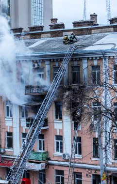 Odessa, Ukrayna - 29 Aralık 2016: Bir binanın içinde bir ateş. Güçlü parlak ışık ve kulüpleri, duman bulutları pencere yanan ağırlıyorlar. İtfaiyeciler evde yangın söndürmek. Yangın merdivenleri üzerinde çalışmak