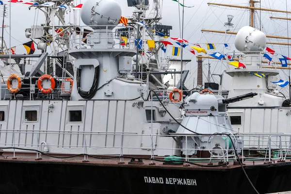 青い海の背景に対して軍艦のオデッサ ウクライナ 2005 バレル ウクライナ軍の海軍船 軍艦の大砲 — ストック写真