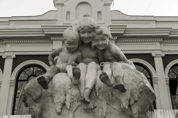Beroemde Oude Monument Een Marmeren Beeldhouwwerk Van Een Fontein Jonge — Stockfoto