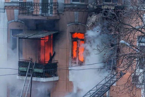 โอเดสซา เครน นวาคม 2016 ไฟไหม ในอาคารอพาร ทเม แสงสว างและคล งแกร — ภาพถ่ายสต็อก