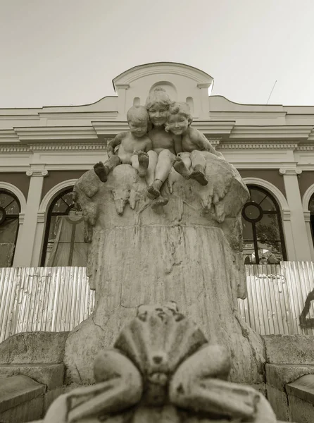 Celebrul Monument Antic Este Sculptură Din Marmură Unei Fântâni Copiii — Fotografie, imagine de stoc