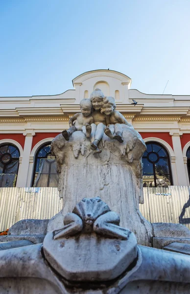 Beroemde Oude Monument Een Marmeren Beeldhouwwerk Van Een Fontein Jonge — Stockfoto