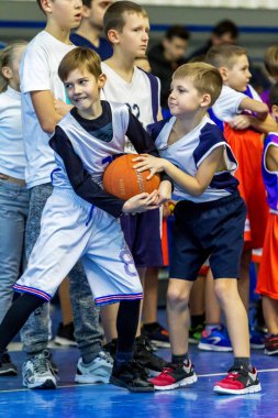 Odessa, Ukrayna - 23 Aralık 2018: genç çocuk basketbol oynamak, Çocuk spor basketbol kulübü çocuk spor okulu kutlama sırasında çocuk spor yarışmalara katılmak