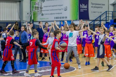 Odessa, Ukrayna - 23 Aralık 2018: genç çocuk basketbol oynamak, Çocuk spor basketbol kulübü çocuk spor okulu kutlama sırasında çocuk spor yarışmalara katılmak