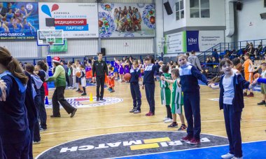 Odessa, Ukrayna - 23 Aralık 2018: genç çocuk basketbol oynamak, Çocuk spor basketbol kulübü çocuk spor okulu kutlama sırasında çocuk spor yarışmalara katılmak