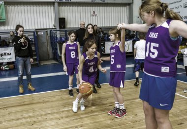 Odessa, Ukrayna - 23 Aralık 2018: genç çocuk basketbol oynamak, Çocuk spor basketbol kulübü çocuk spor okulu kutlama sırasında çocuk spor yarışmalara katılmak