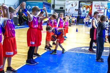 Odessa, Ukrayna - 23 Aralık 2018: genç çocuk basketbol oynamak, Çocuk spor basketbol kulübü çocuk spor okulu kutlama sırasında çocuk spor yarışmalara katılmak
