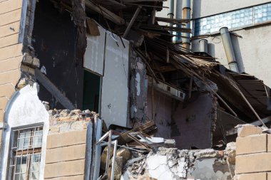 Terk edilmiş bir evde yoksul bir mahallede daraltır. Ev yok edildi. Evin duvarındaki çatlak. İmha eski evler, depremler, ekonomik kriz, terk edilmiş evler. Uygun olmayan evin kırık