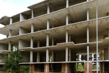 Bitmemiş çerçeve ev. Eksik terk edilmiş bir yüksek katlı bina inşaatı. Terk edilmiş bir elit pahalı konut inşaatı.