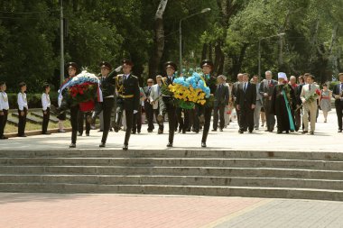 Odessa, Ukrayna - 6 Nisan 2011: Dışişleri Bakanı Sergey Lavrov, resmi ziyaret. Eternal Flame 'e çiçek bırakmak, basın toplantısı. Ukrayna Dışişleri Bakanı Konstantin Gryshchenko