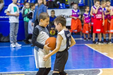 Odessa, Ukrayna - 23 Aralık 2018: genç çocuk basketbol oynamak, Çocuk spor basketbol kulübü çocuk spor okulu kutlama sırasında çocuk spor yarışmalara katılmak