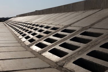 Modern dalgakıran tasarımı ile büyük taş ve beton döşeme özel dalga kıran tasarım hücrelerle Close-up. İskele beton ve taş bloklarla sahil korumaya. Shore konsolidasyon