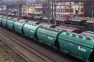 Odessa, Ukrayna - 19 Şubat 2018: Yük trenleri Odessa Liman kargo terminalinde yükleme için sırada bekliyor. Yükleri nakliye için-ekonomik demiryolu ve deniz lojistik