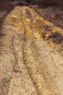 Dağlarda zor yol. Toprak yol off-road toplanma için. Dağ yolun dışında