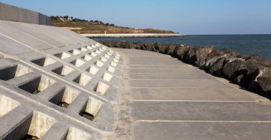 Modern dalgakıran tasarımı ile büyük taş ve beton döşeme özel dalga kıran tasarım hücrelerle Close-up. İskele beton ve taş bloklarla sahil korumaya. Shore konsolidasyon