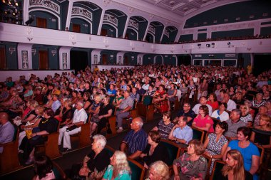 Odessa, Ukrayna - 19 Temmuz 2018: Oditoryum konser salonunun seyirci onların favori sanatçıları duygusal olarak karşılamak. Seyirci tiyatro salonunda. Tiyatro sahnede performans gibi izleyiciler