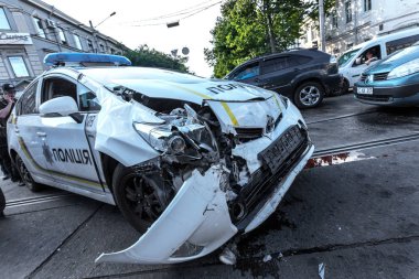 Odessa, Ukrayna - 11 Temmuz 2016: Kaza kaza bir polis ekibi ile sokakta. Polis araba kovalamaca sırasında suçlu kontrolü kaybedip büyük bir kaza yaratılmıştır. Kırık araba çarpışma