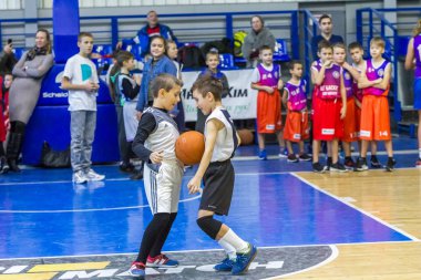 Odessa, Ukrayna - 23 Aralık 2018: genç çocuk basketbol oynamak, Çocuk spor basketbol kulübü çocuk spor okulu kutlama sırasında çocuk spor yarışmalara katılmak