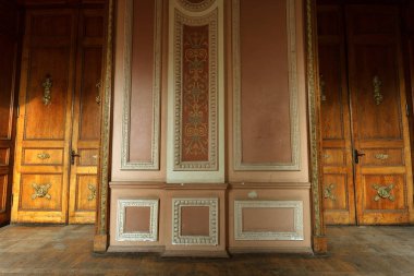 Eski ahşap kapı. Antik antika eski bir duvar ahşap. Antik dekoratif ahşap kapı. Tarihi sanat stil cephe elit bir pahalı antika kapı. Ahşap arka plan, eski ön kapı, vintage öğesi