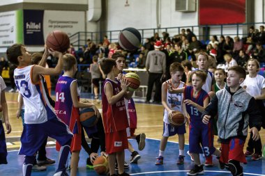 Odessa, Ukrayna - 23 Aralık 2018: genç çocuk basketbol oynamak, Çocuk spor yarışmalarında kutlama çocuk spor basketbol kulübü çocuk spor okul sırasında katılmak