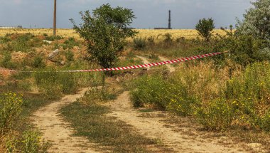 Kırmızı ve beyaz çizgiler kaset eskrim bariyer. Kırmızı ve beyaz bant eskrim, hangi hareketi engeller. Uyarı teyp. Kırmızı ve beyaz şerit bariyer. Erişim hattı reddedildi, tehlikeli alan girmeyin