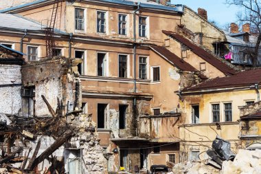 Terk edilmiş bir evde yoksul bir mahallede daraltır. Ev yok edildi. Evin duvarındaki çatlak. İmha eski evler, depremler, ekonomik kriz, terk edilmiş evler. Uygun olmayan evin kırık