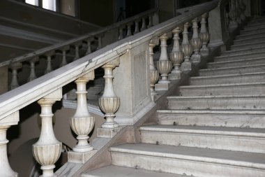 Eski bir taş merdiven açın. Taş, mermer merdiven izleri imha olan eski adımları. Yıpranmış adımları kırık bir antik mermer merdiven, antik. Eski görkemli, görkemli, mermer taş merdiven