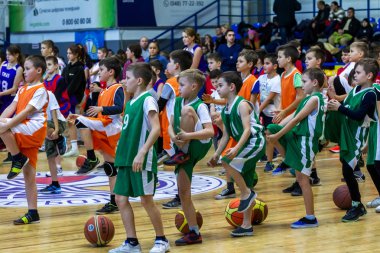 Odessa, Ukrayna - 23 Aralık 2018: genç çocuk basketbol oynamak, Çocuk spor yarışmalarında kutlama çocuk spor basketbol kulübü çocuk spor okul sırasında katılmak