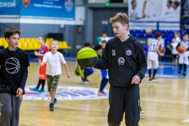 Odessa, Ukrayna - 23 Aralık 2018: genç çocuk basketbol oynamak, Çocuk spor yarışmalarında kutlama çocuk spor basketbol kulübü çocuk spor okul sırasında katılmak