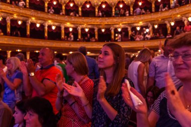 Odessa, Ukrayna-2018 yaklaşık: konser salonu oditoryum büyük kalabalık duygusal favori onların oyuncular karşılamak. Seyirci tiyatro salonunda. Tiyatro sahnede performans gibi izleyiciler
