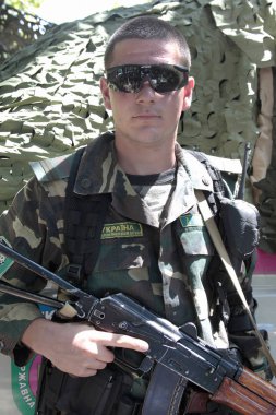 Odessa, Ukrayna - 15 Haziran 2011: Askeri tatbikatlar Ukrayna sınır birlikleri, askeri bir çavuş kamuflaj ayakta Office silah ile 15 Haziran 2011 Odessa, Ukrayna.