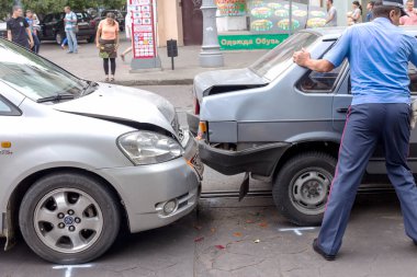 Odessa, Ukrayna - 13 Ağustos 2015: Şehir merkezinde bir araba kazası. Bir kaza parçası. Makine arkasında birbirine düştü. Tipik bir sorun kentsel trafik