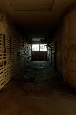 Tünel ışık mistik görünümü. Eski bir duvar eski kemer tünelden. uzun Metro tuğla tünel. Mistik zindan. Işık uzun koridor, arka plan korku sonunda. Terk edilmiş, ürkütücü koridor