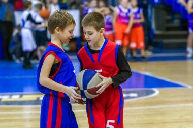 Odessa, Ukrayna - 23 Aralık 2018: genç çocuk basketbol oynamak, Çocuk spor basketbol kulübü çocuk spor okulu kutlama sırasında çocuk spor yarışmalara katılmak