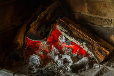 Yakacak odun yanan Şöminede ateş yakın. Alevler içinde bir şömine ateş. kış akşamları içinde eski evde bir şömine ve yangın parlak alev yakar