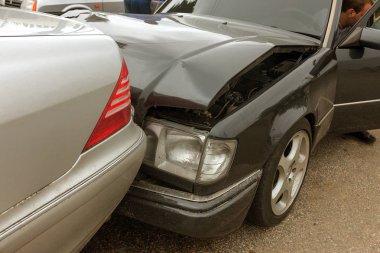 Odessa, Ukrayna - 22 Ağustos 2017: Kaza çarpışma şehir sonra sokak, zarar görmüş arabalar araba kazasında. Arabalar birbirine şehir sokak sürdü. büyük araba kazası, trende yakaladı